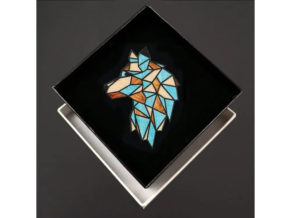 Dřevěná brož barevná - motiv hlava vlka, 6x4,5 cm, český výrobek Víkendová Akce